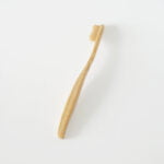 Bambus tandbørste der er bæredygtig og god for miljøet. Lang holdbarhed og effektiv rengøring.