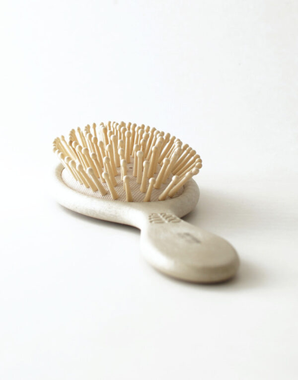 Miljøvenlig hårbørste fremstillet af et naturligt materiale baseret på hvedestrå og fibre
